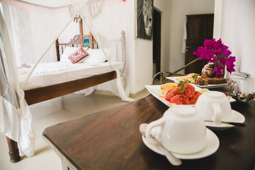 Фото Moonshine Uroa Boutique Hotel