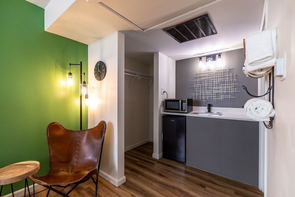 Фото Travelers Uptown Motel