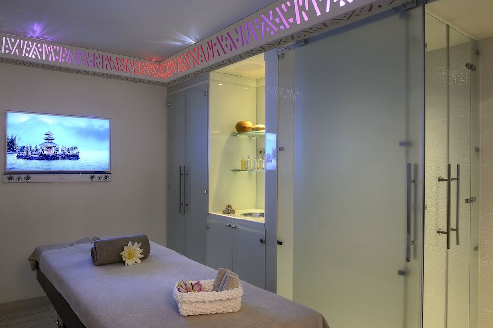 Фото Five Seas Hotel