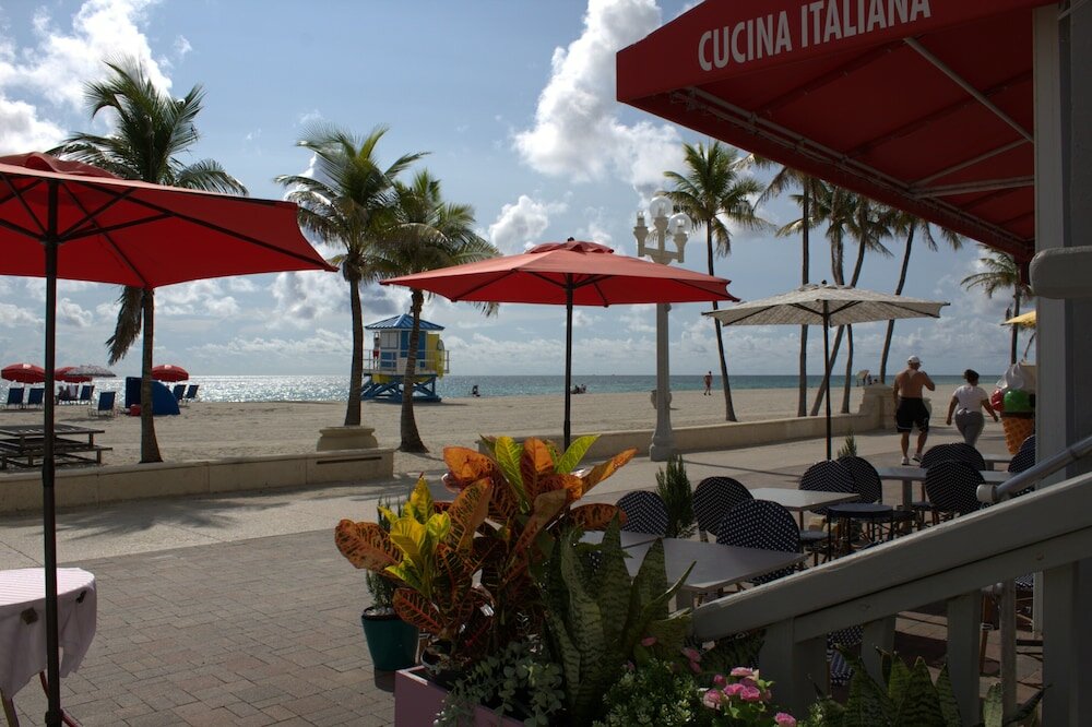 Фото Golden Sand Oceanfront