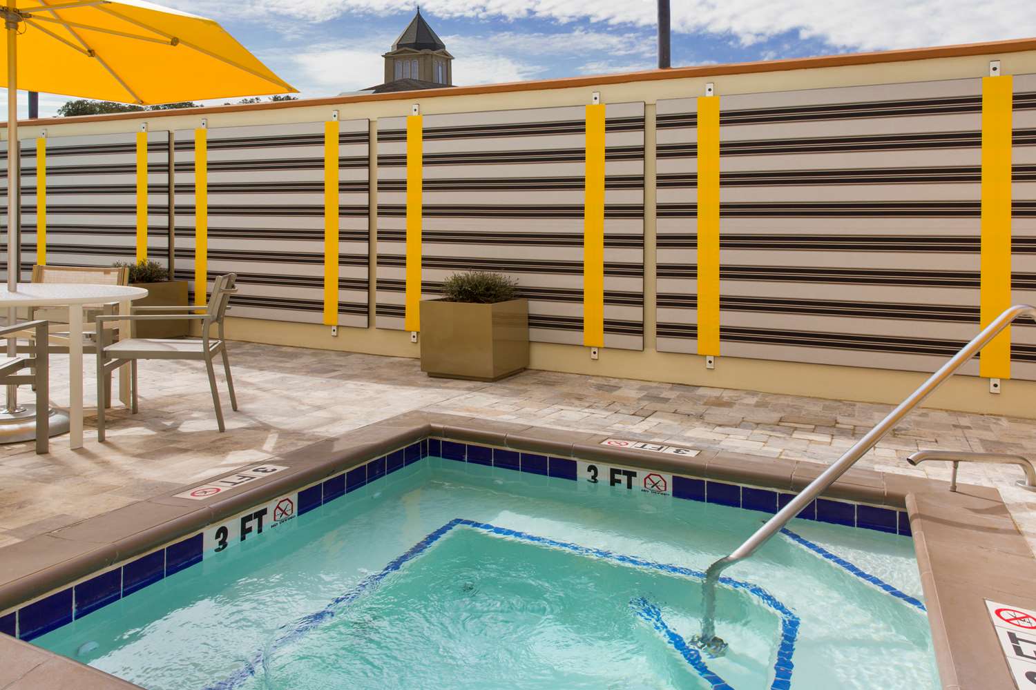 Фото DoubleTree by Hilton Hotel Savannah Historic District