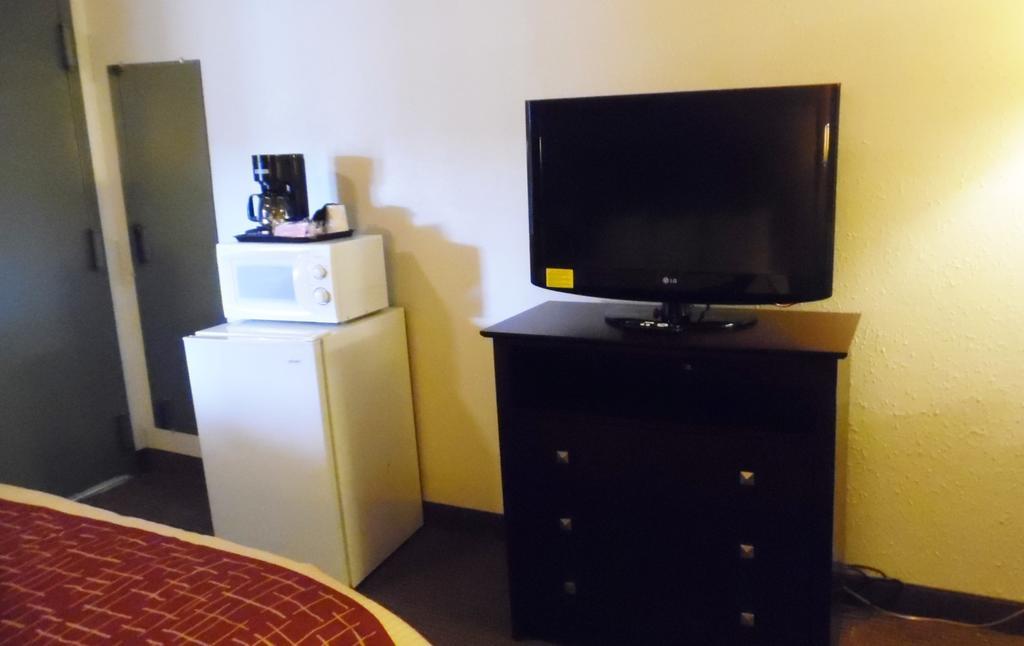 Фото Red Roof Inn & Suites Oklahoma City Southwest