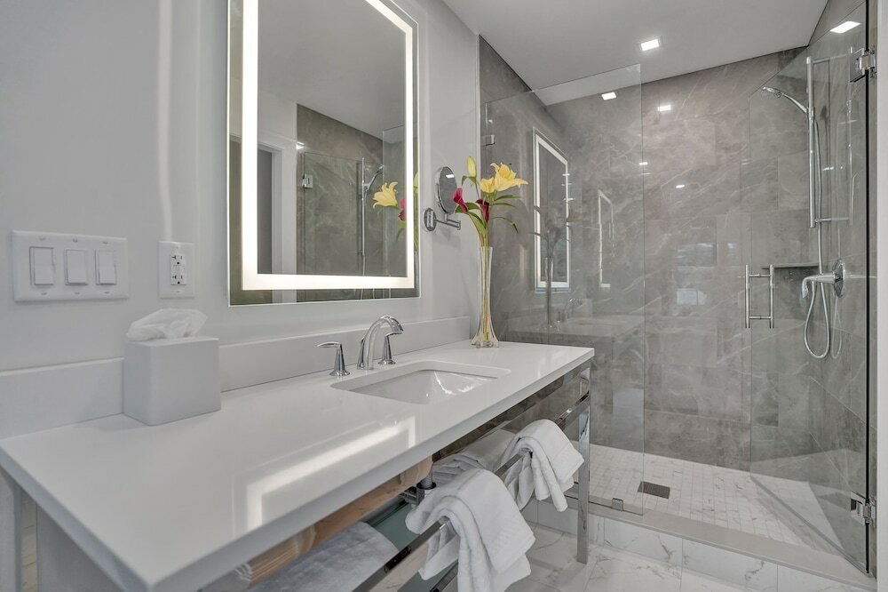 Фото The Pillars Hotel & Club