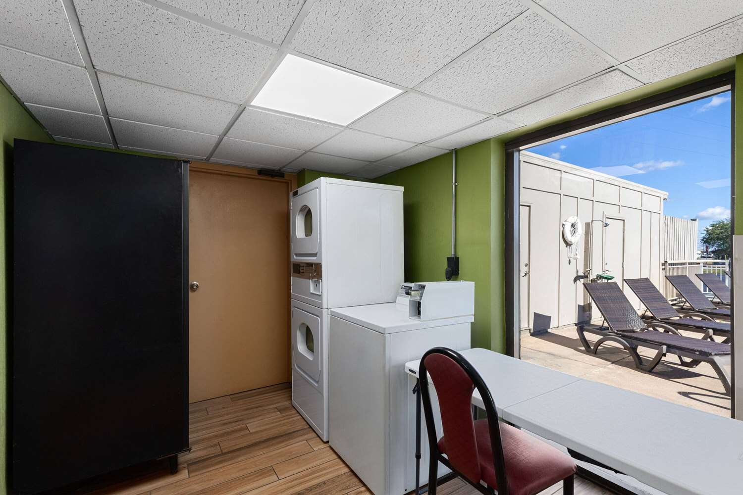 Фото Super 8 by Wyndham Myrtle Beach/Market Common Area