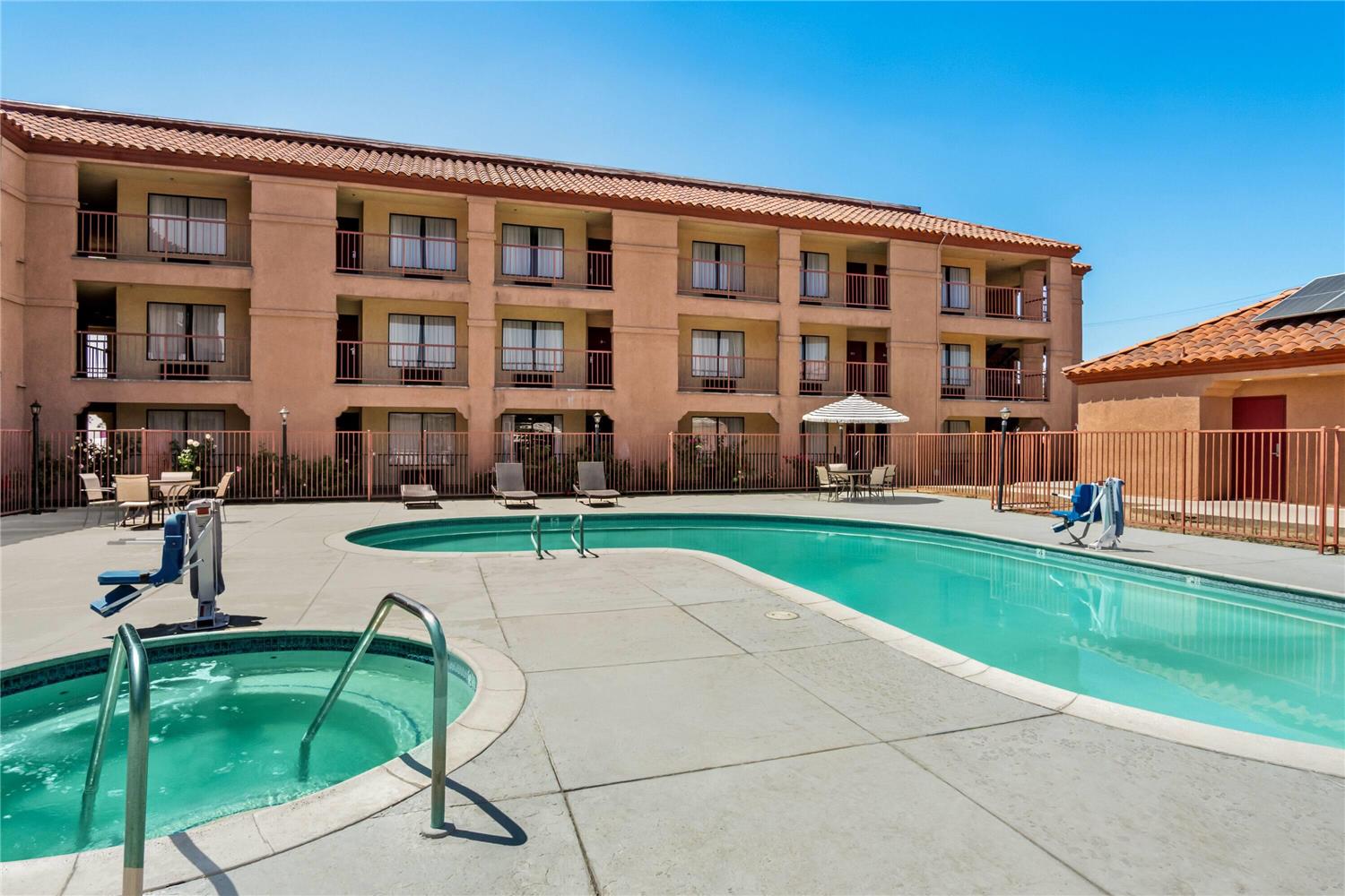 Фото Days Inn by Wyndham Fontana Rialto