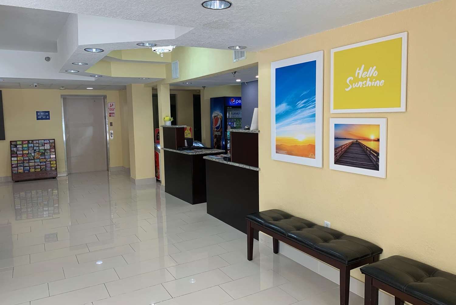 Фото Days Inn & Suites by Wyndham Tampa/Raymond James Stadium