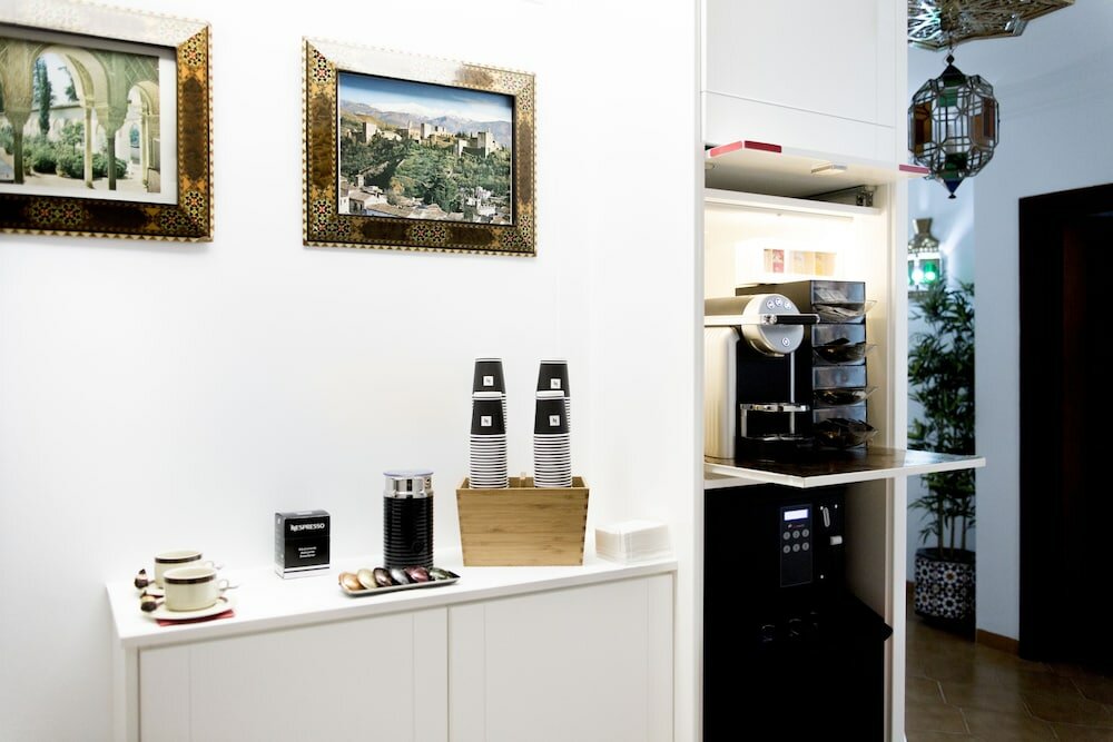 Фото Hostal Alhambra