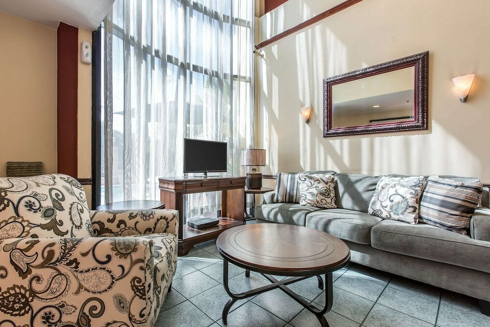 Фото Econo Lodge Inn & Suites Riverside - Corona