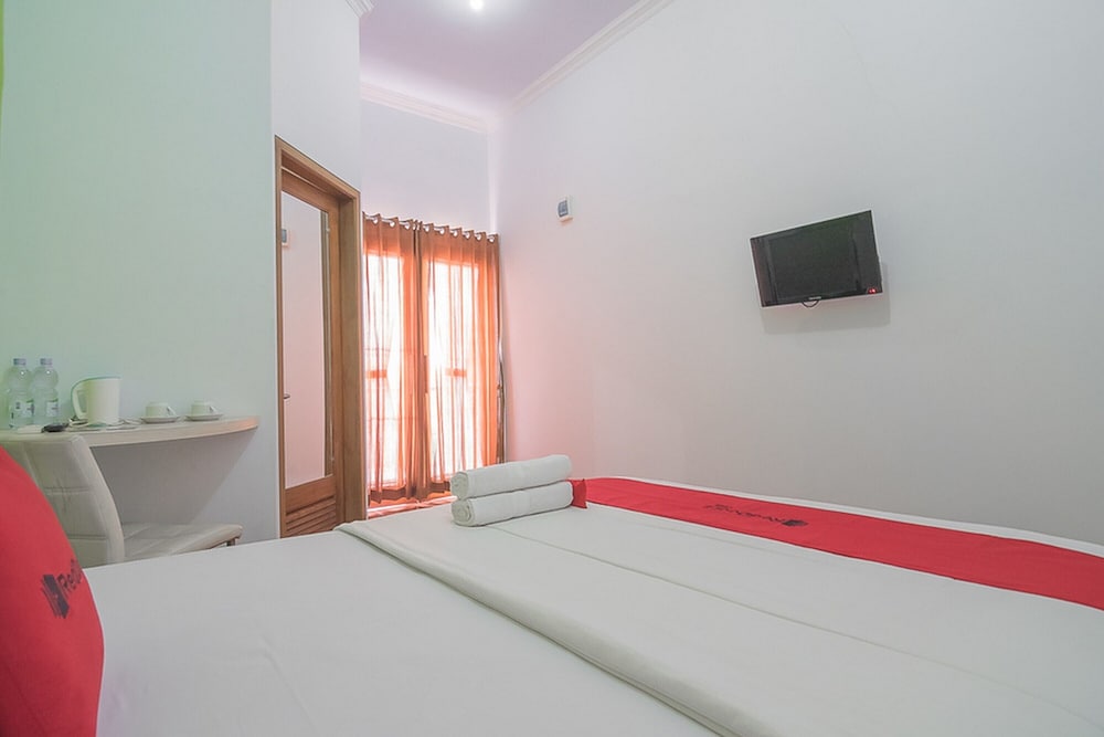 Фото RedDoorz Plus near Alun Alun Kuningan