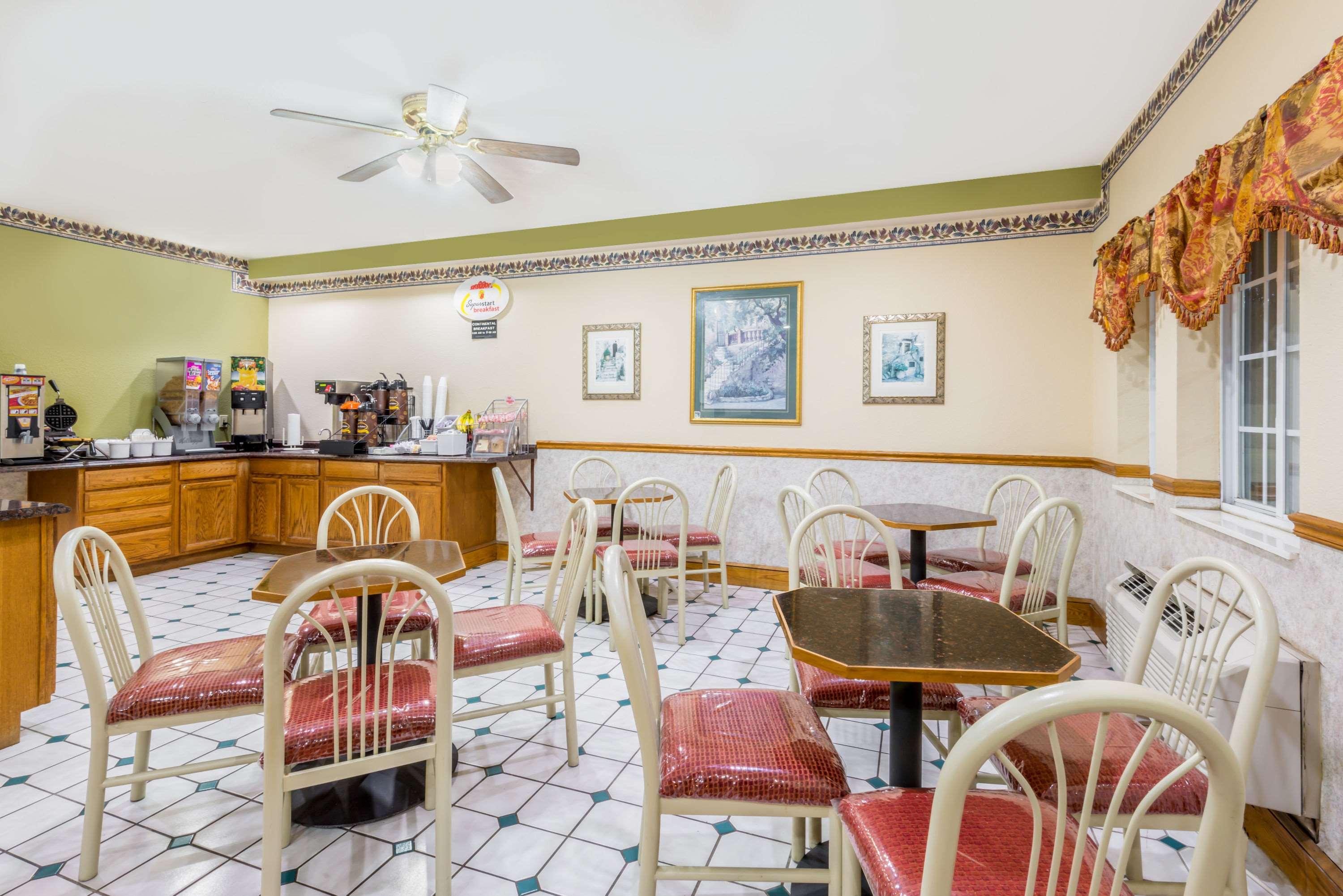 Фото Super 8 by Wyndham Platte City Kansas City Area Airport