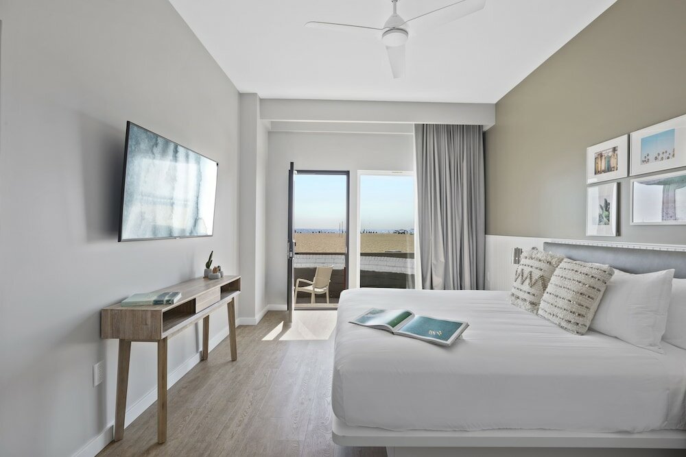 Фото Sea Sprite Oceanfront Hotel