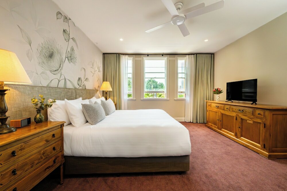 Фото The Russell Boutique Hotel