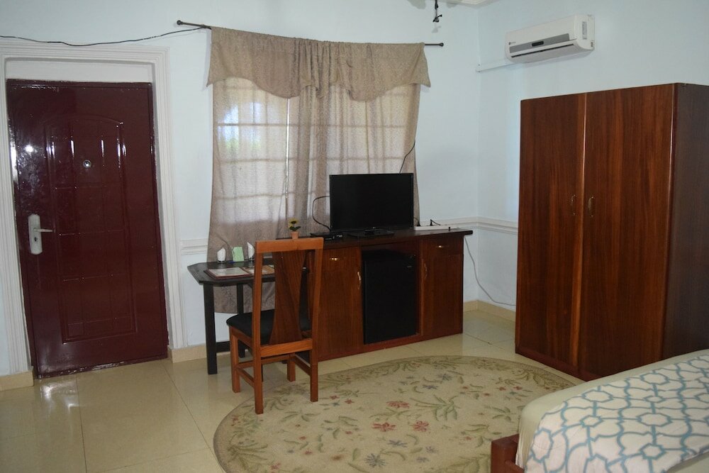 Фото Coconut Pointe Villa & Beach Resort