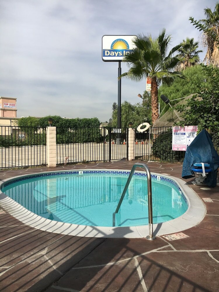 Фото Days Inn by Wyndham Ontario Airport