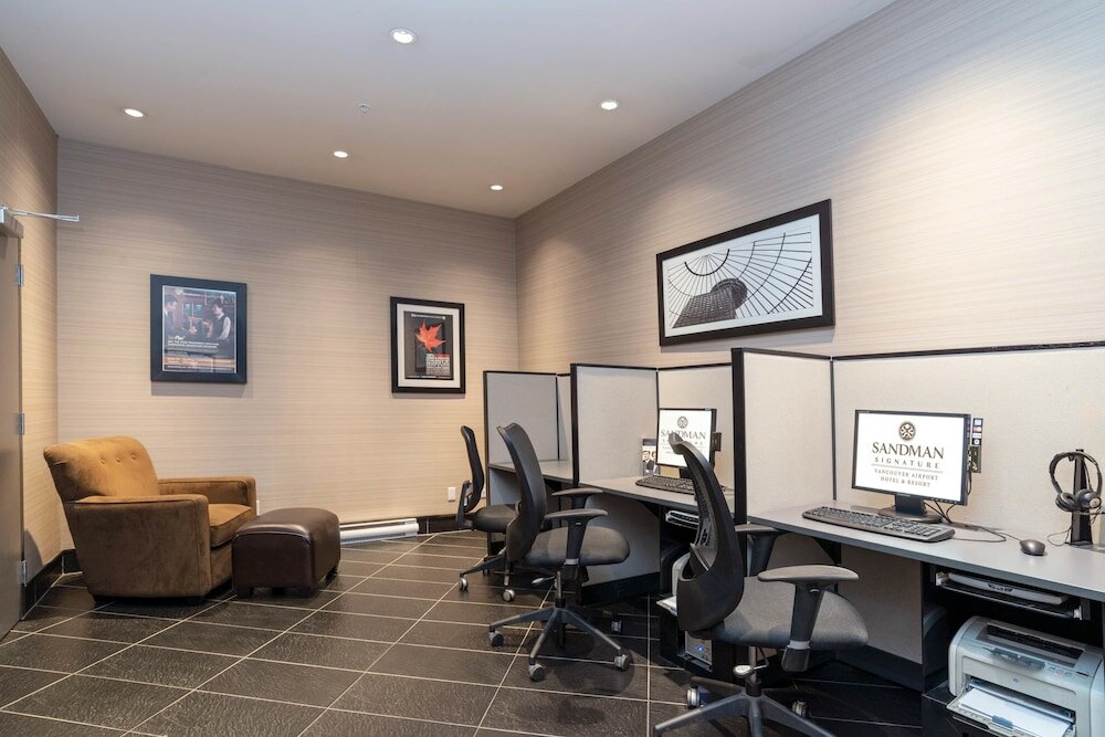 Фото Sandman Signature Vancouver Airport Hotel & Resort
