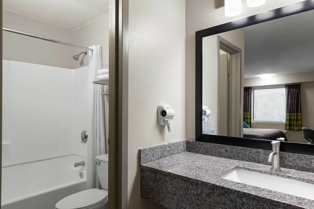 Фото Super 8 by Wyndham Charleston Wv
