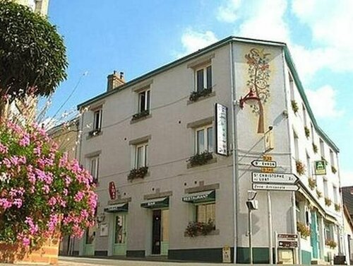 Гостиница Logis Hotel Restaurant Croix Verte в Лавале