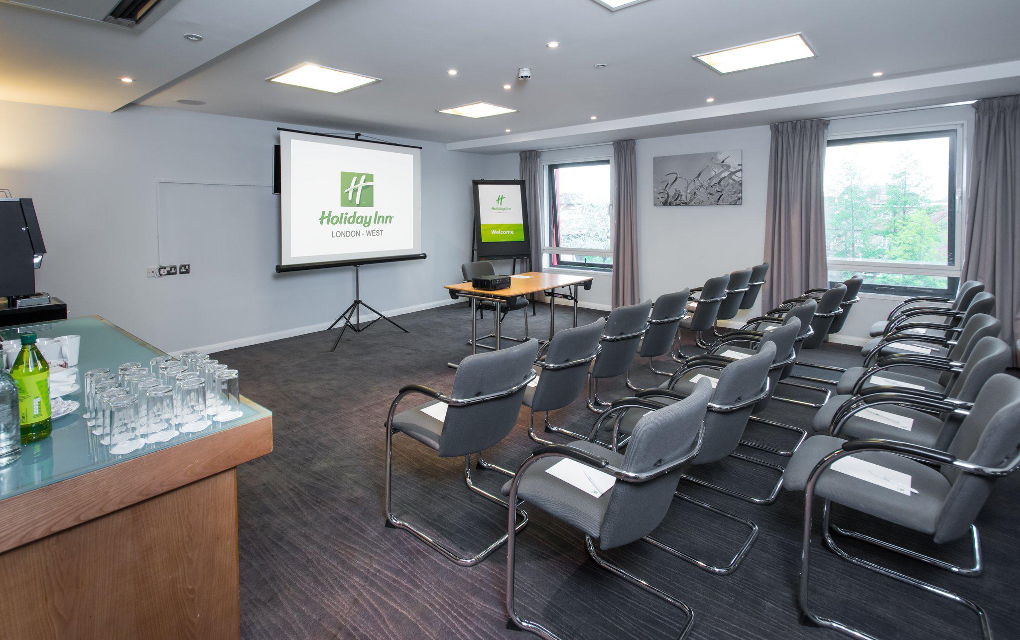 Фото Holiday Inn London - West, an Ihg Hotel