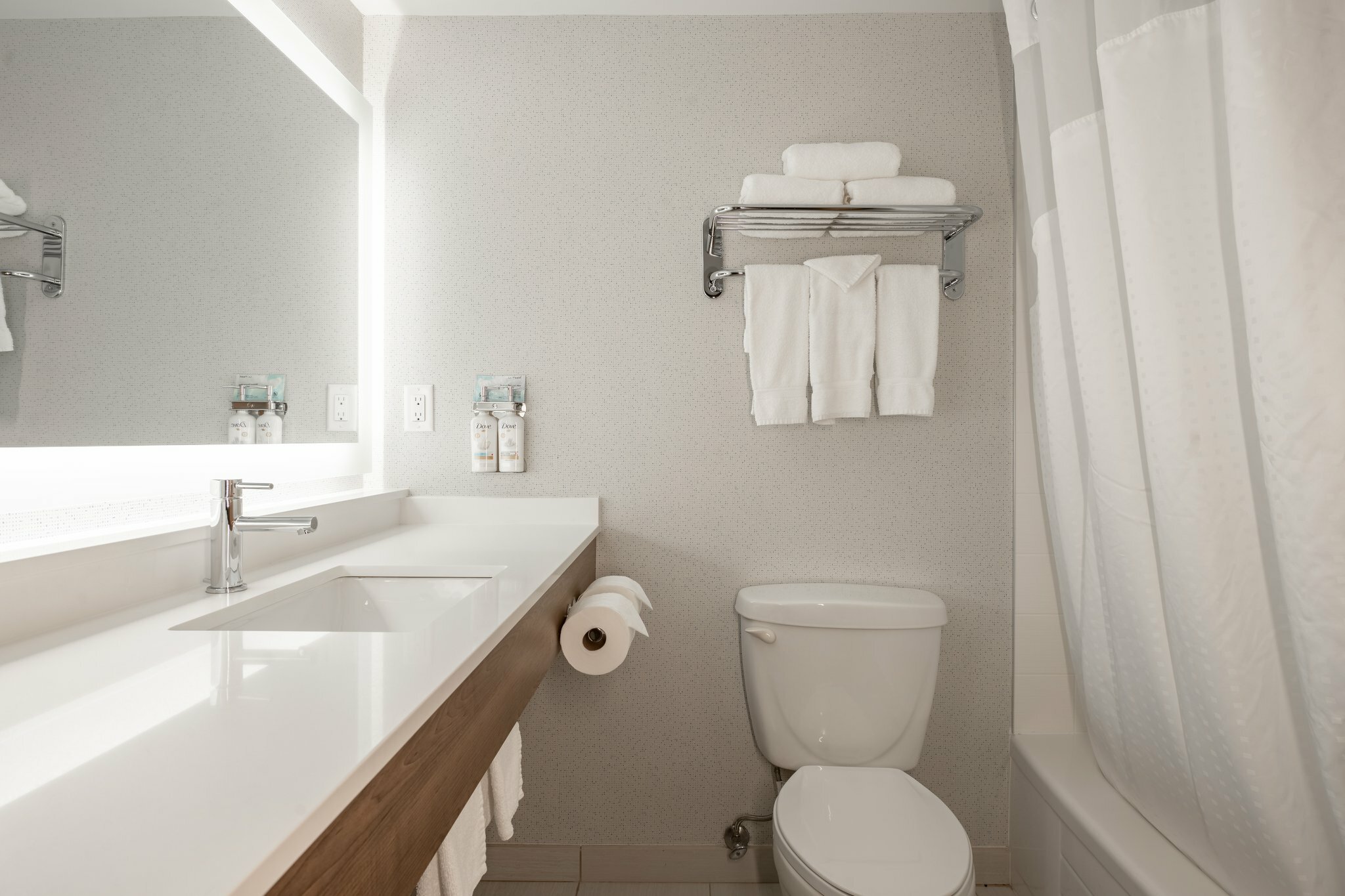 Фото Holiday Inn Express & Suites Surrey, an Ihg Hotel