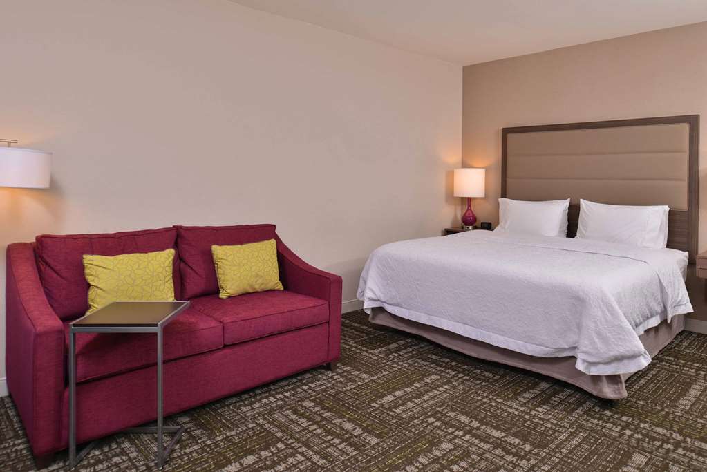 Фото Hampton Inn & Suites Dallas Market Center