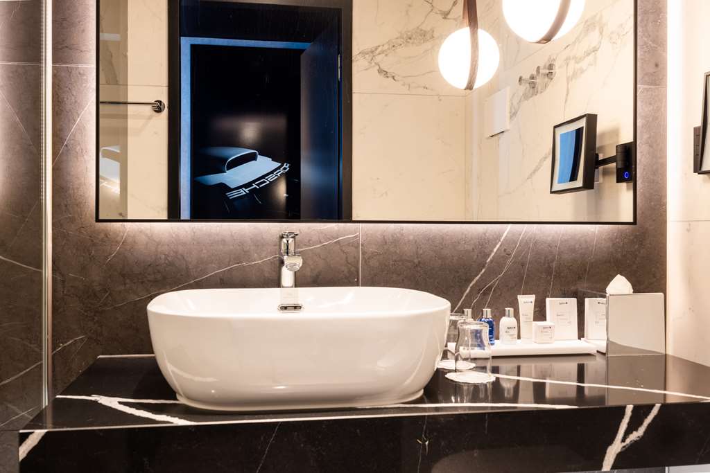 Фото Radisson Blu Hotel At Porsche Design Tower Stuttgart