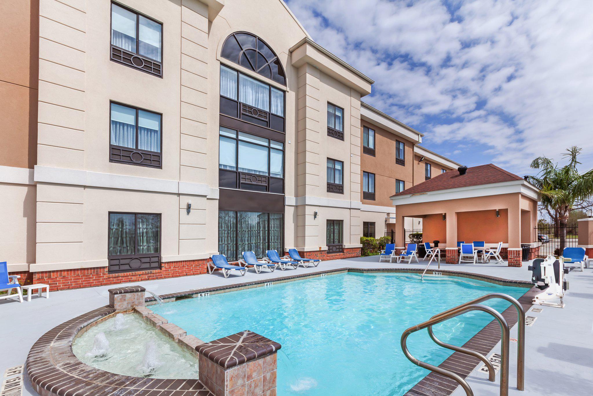 Фото Holiday Inn Express Hotels & Suites East Houston, an Ihg Hotel
