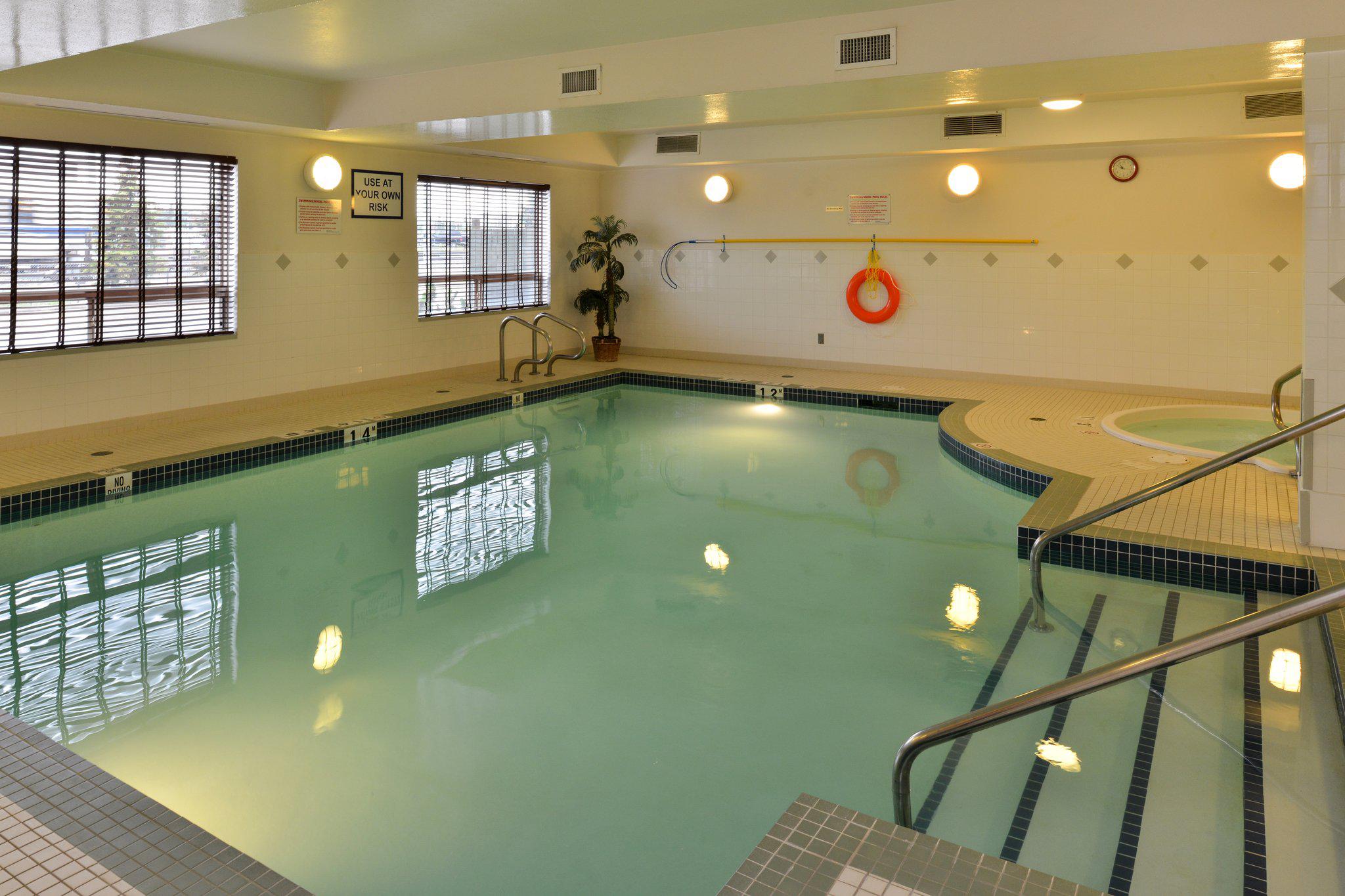 Фото Holiday Inn Express and Suites Edmonton North