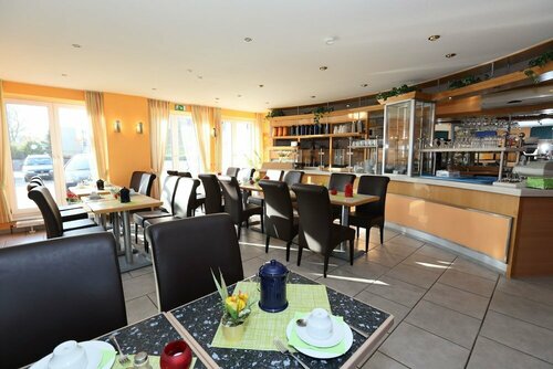 Гостиница Café & Hotel am Holzhafen в Штаде