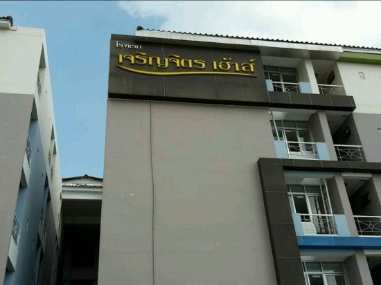 Фото Charoenchit House