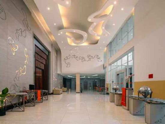 Фото Harris Hotel & Conventions Ciumbuleuit - Bandung