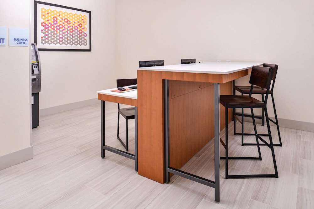 Фото Holiday Inn Express Tampa N I-75 - University Area, an Ihg Hotel