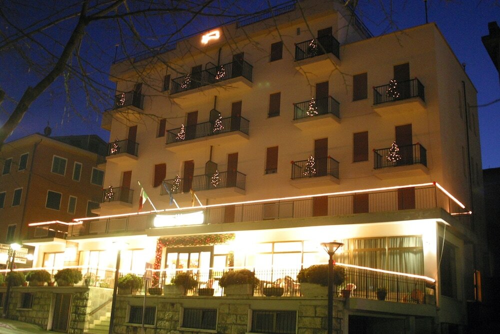 Фото Hotel Monica