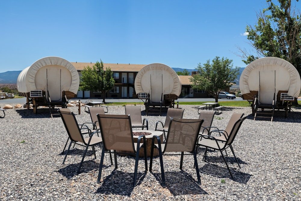 Фото Broken Spur Inn & Steakhouse