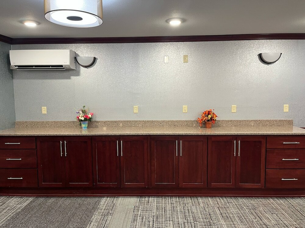 Фото Fireside Inn & Suites