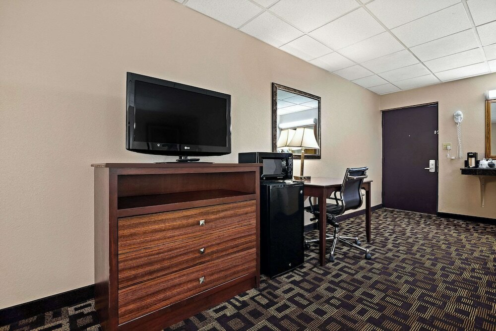 Фото Holiday Manor McPherson