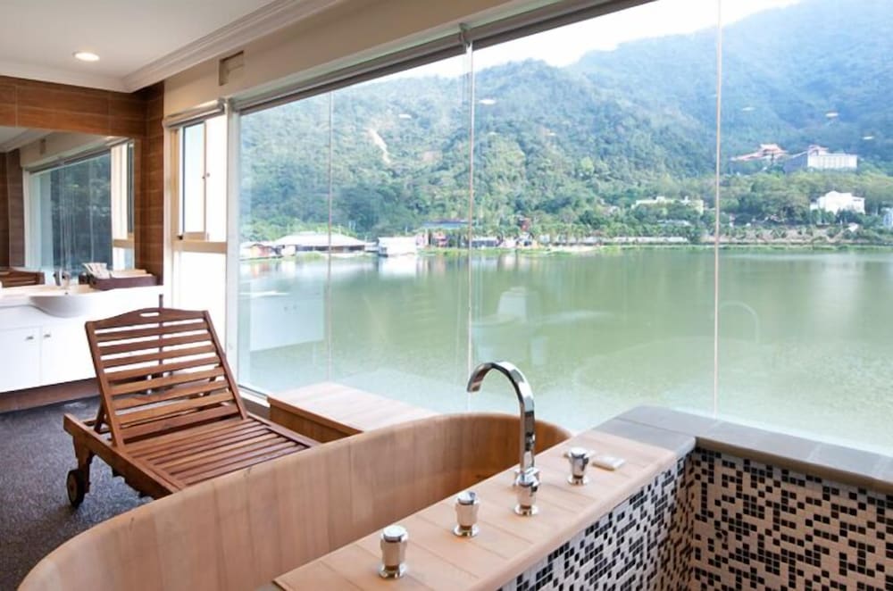 Фото Lakeside Resort Hotel