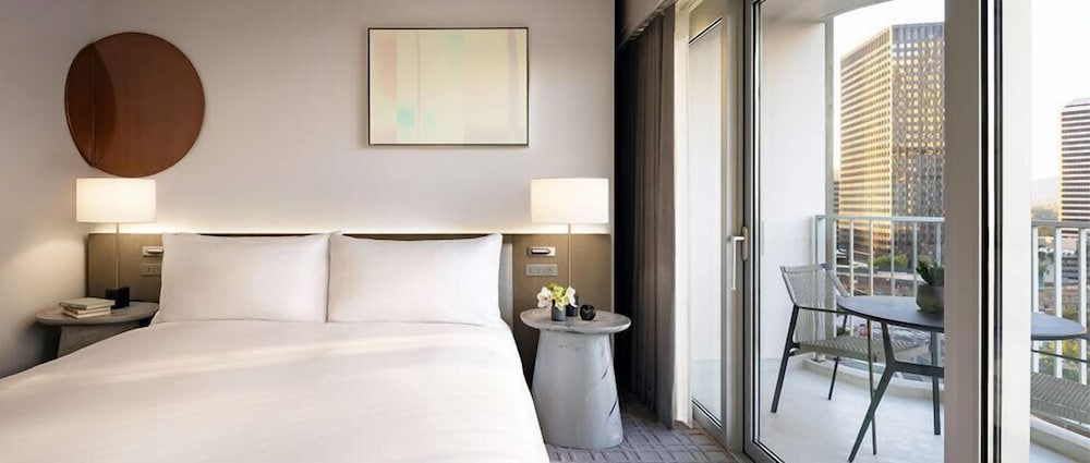 Фото Fairmont Century Plaza Gold Experience