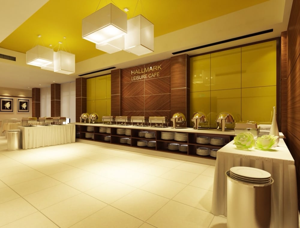 Фото Hallmark Crown Hotel