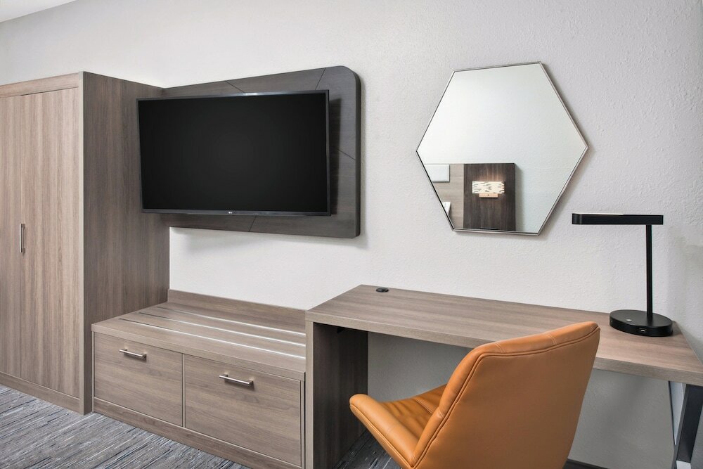 Фото Holiday Inn Express Cleveland Airport - Brookpark, an Ihg Hotel