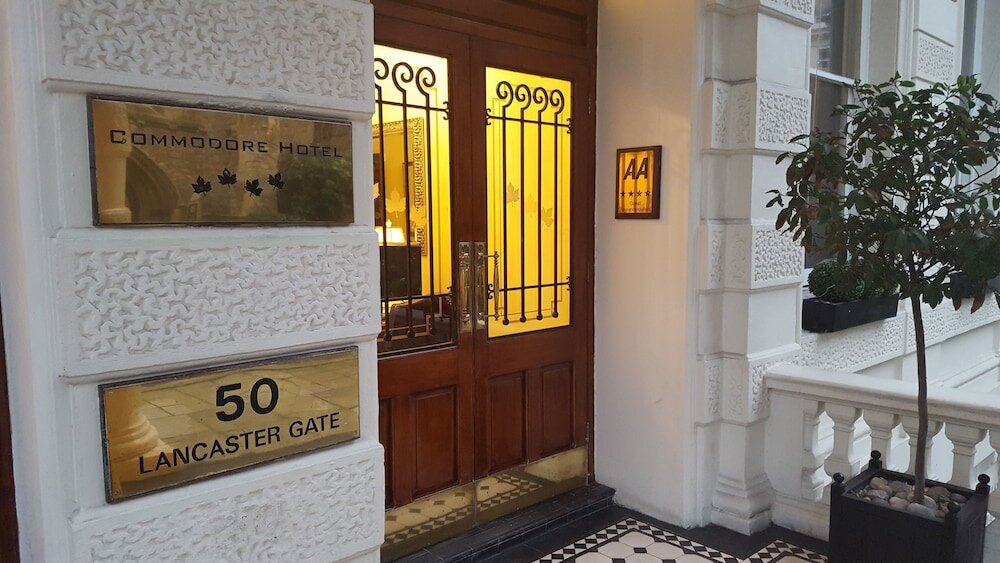 Фото Commodore Hotel