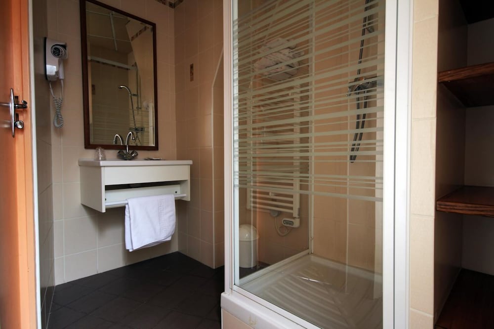 Фото Hotel Des Trois Gares