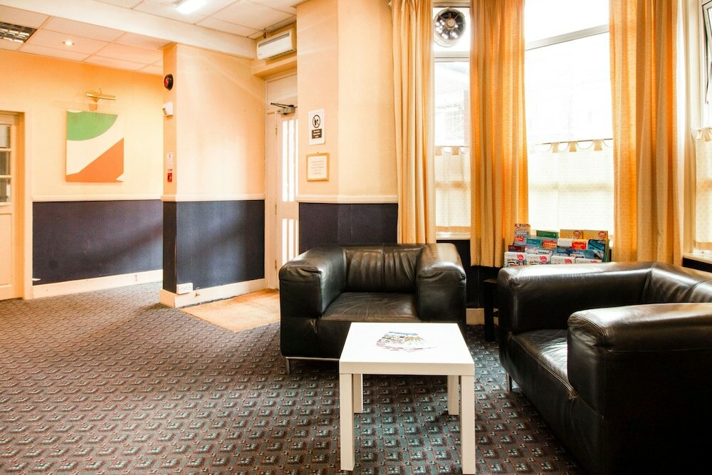 Фото Oyo Flagship Cardiff Central