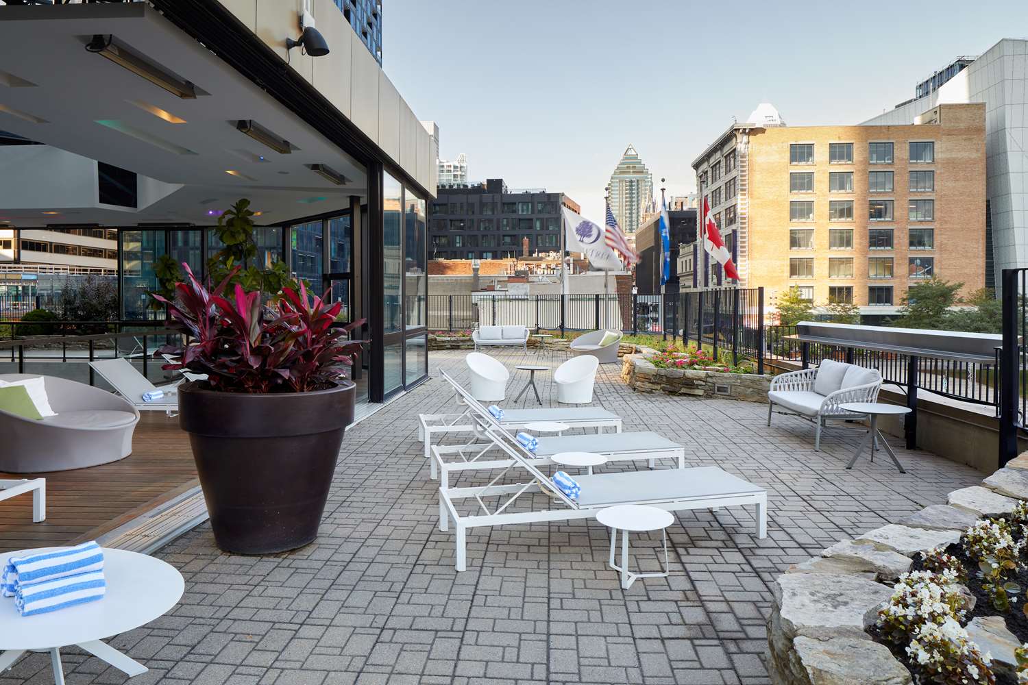 Фото DoubleTree by Hilton Montreal