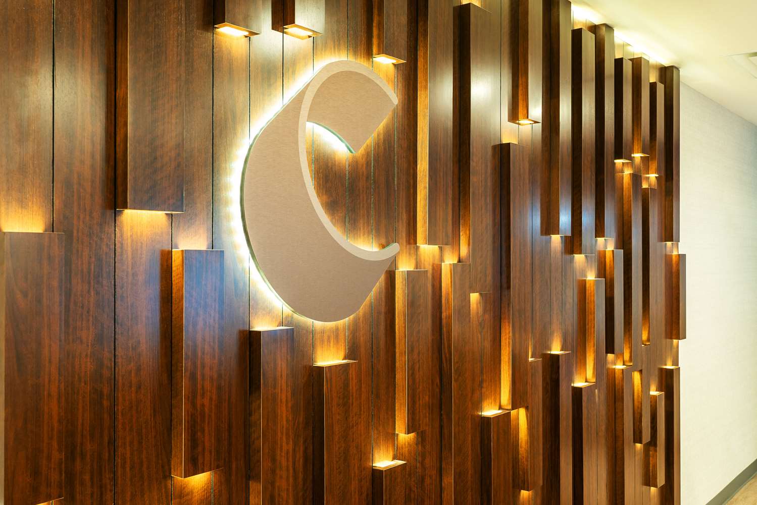 Фото Comfort Suites Kelowna