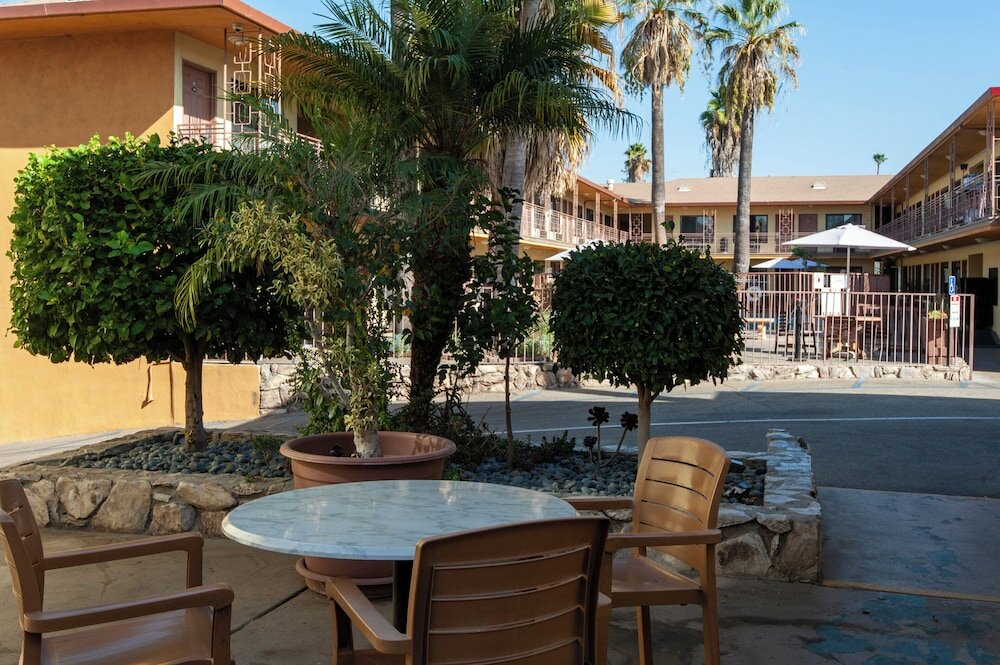 Фото Studio City Court Yard Hotel