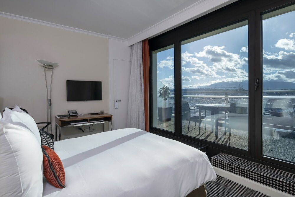 Фото Warwick Geneva