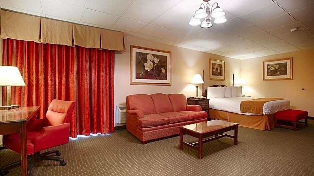 Фото Holiday Manor McPherson