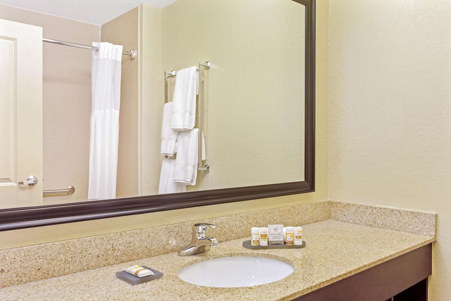 Фото La Quinta Inn & Suites by Wyndham Lancaster