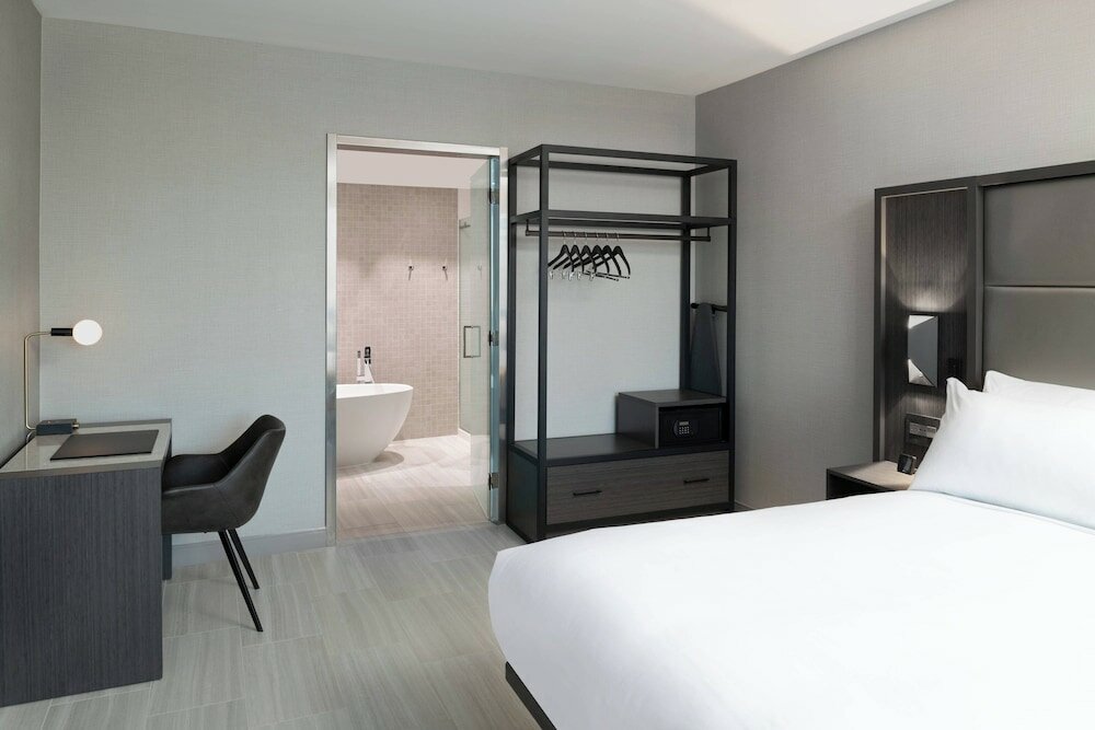 Фото Ac Hotel by Marriott Portsmouth