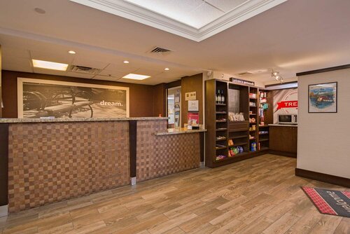 Внешний вид отеля Hampton Inn Portsmouth Central в Портсмуте, фото 5